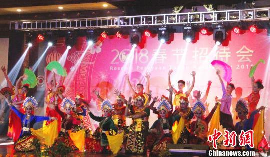 中国侨网22日晚，由中国驻印尼登巴萨总领馆与印尼巴厘省政府联合举办的2018年春节招待会在印尼登巴萨巴厘艺术中心隆重举行。图为两国艺术家共跳巴厘扬格舞。　林永传　摄
