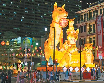 　　狗年彩灯矗立在新加坡牛车水街头。　本报记者 张志文摄