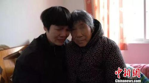 图为沈丽与其母亲团圆 浙江省女子监狱供图 摄