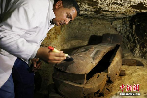 当地时间2018年2月24日，埃及明亚，埃及古文物部部长阿纳尼（Khaled al-Anani）发表声明称，埃及考古学家在开罗南部明亚发现了一个包括有八座坟墓和大约四十个石棺的大型墓地。
