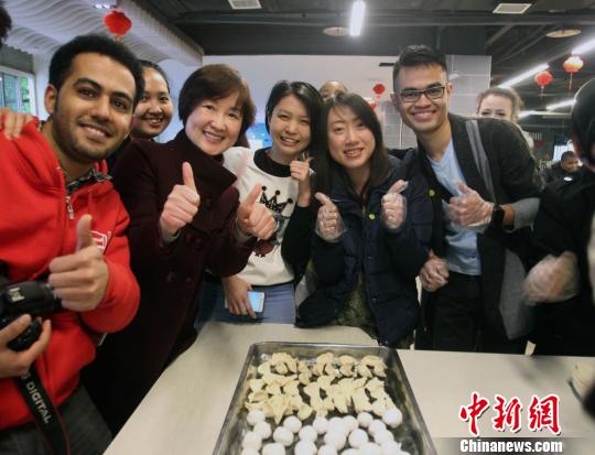 图为重庆大学留学生包饺子和汤圆共庆元宵节。　钟欣 摄