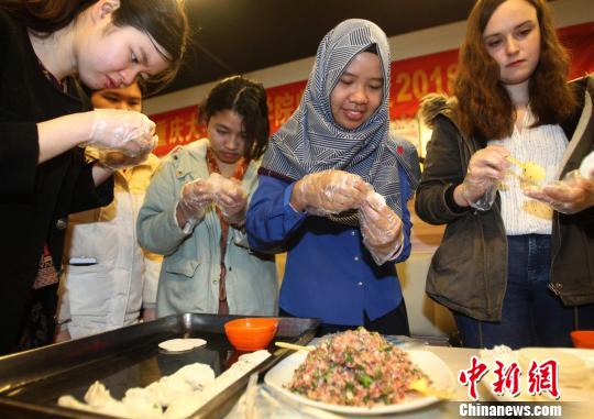 图为重庆大学的26国留学生共庆元宵节。　钟欣 摄