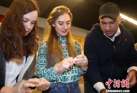 图为重庆大学的留学生包饺子和汤圆共庆元宵节。　钟欣 摄