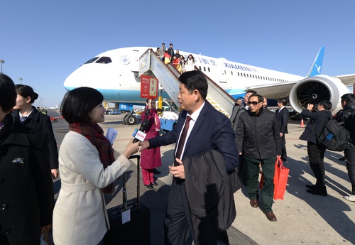 3月1日，来自福建的全国政协委员抵达北京，出席全国政协十三届一次会议。本报记者齐波摄