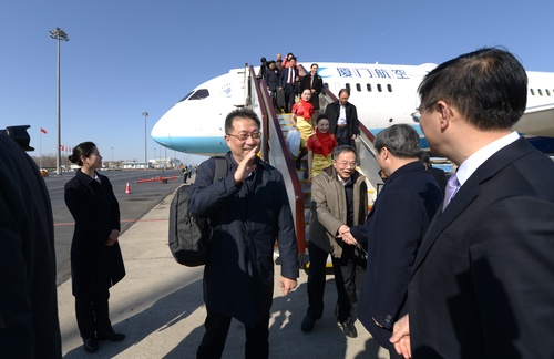3月1日，来自福建的全国政协委员抵达北京，出席全国政协十三届一次会议。本报记者齐波摄1