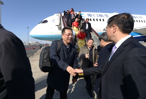 3月1日，来自福建的全国政协委员抵达北京，出席全国政协十三届一次会议。本报记者齐波摄2