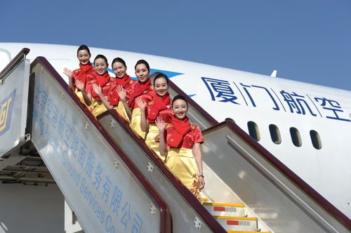 图为空姐排队迎接委员抵京。
