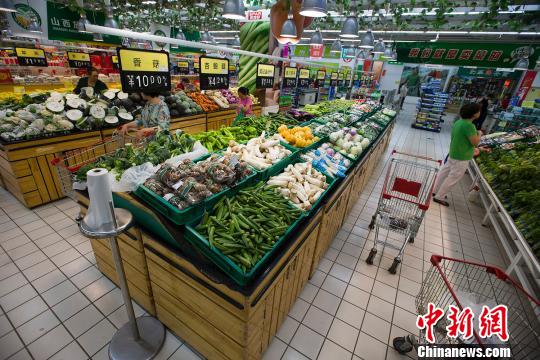 资料图：山西太原，民众正在超市选购蔬菜。　张云 摄