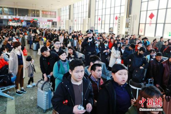 3月3日，正月十六，郑州火车站迎来节后返程客流高峰。 周延民 摄