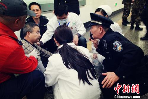 民警和医护人员对第二名旅客进行询问和施救 广铁警方供图