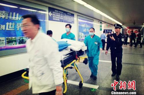 医护人员将患病旅客紧急送往医院 广铁警方供图