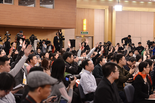 记者会现场记者们积极举手争取提问机会。人民网记者 张启川 摄
