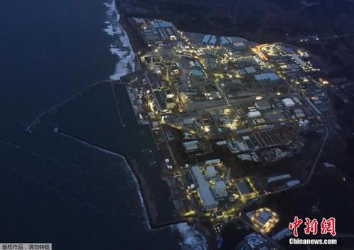资料图：3016年3月10日，“3?11”大地震5周年纪念日的前一天，福岛第一核电站在黄昏中停运亮灯的场景。