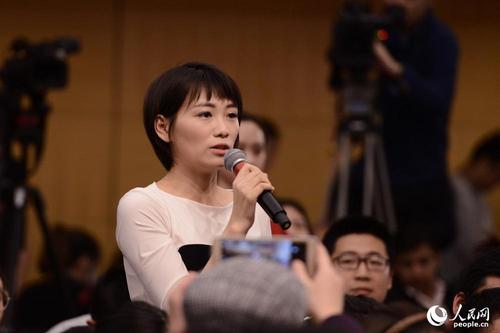 中央电视台记者提问 人民网记者 张启川 摄