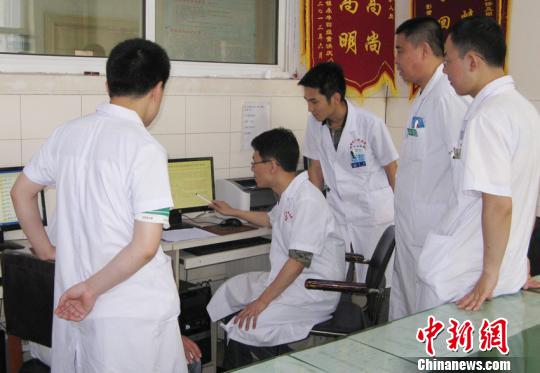 吉林大学第一医院脑外科医生在东丰县医院坐诊。东丰县医院供图
