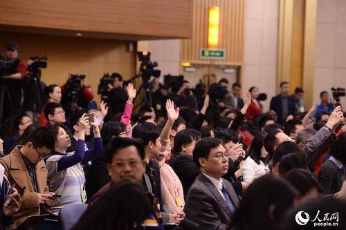 记者争相举手提问 人民网记者 张启川 摄
