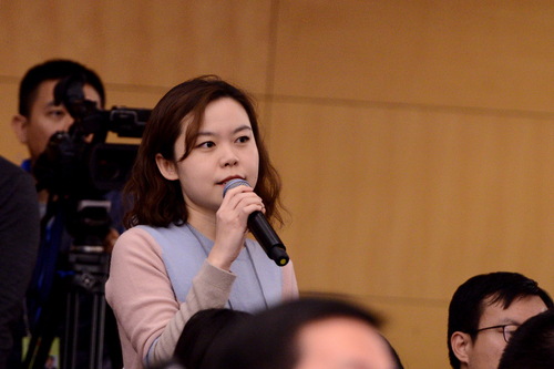 北京青年报记者提问。人民网张启川 摄