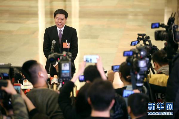 　3月13日，十三届全国人大一次会议在北京人民大会堂举行第四次全体会议。这是国家税务总局局长王军在“部长通道”接受采访。