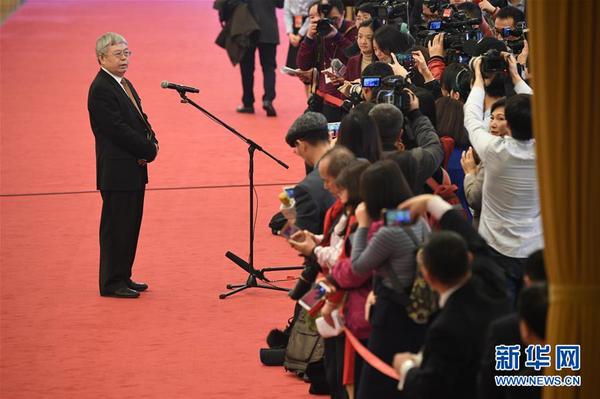 3月13日，十三届全国人大一次会议在北京人民大会堂举行第四次全体会议。这是国务院扶贫办主任刘永富在“部长通道”接受采访。