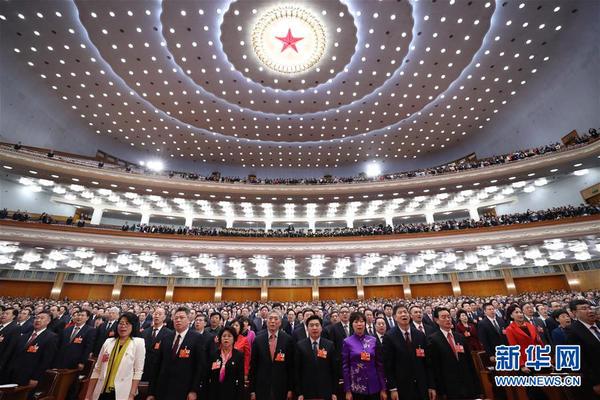 3月15日，全国政协十三届一次会议在北京人民大会堂举行闭幕会。这是委员们高唱国歌。