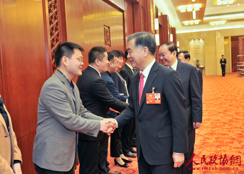4 全国政协主席汪洋和人民政协报记者李木元亲切握手