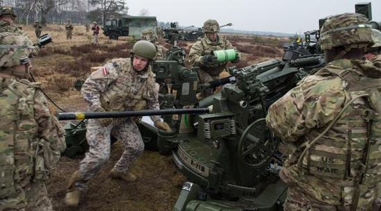 资料图片：北约部队在拉脱维亚进行联合炮兵演习。（图片来源于网络）