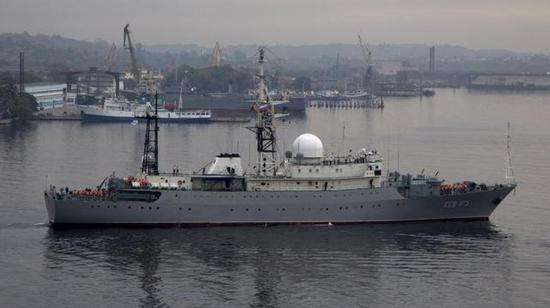 俄军间谍船抵近美国本土 在基地外监视核潜艇动向