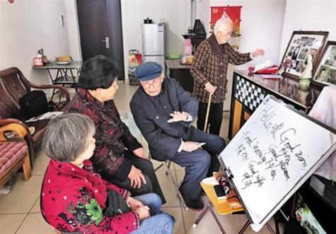 102岁老人仍痴爱学习儿子：与书相伴是长寿秘密