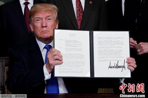 当地时间2018年3月22日，美国总统特朗普在华盛顿签署总统备忘录，依据“301调查”结果，将对从中国进口的商品大规模征收关税，并限制中国企业对美投资并购。
