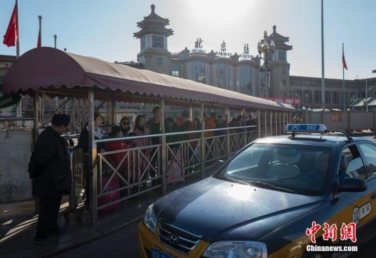 资料图：北京火车站外的出租车等候处。 <a target='_blank' href='http://www.chinanews.com/'>中新社</a>记者 侯宇 摄