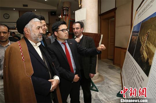 图为在中国驻阿富汗大使馆举办的敦煌壁画展。敦煌研究院供图