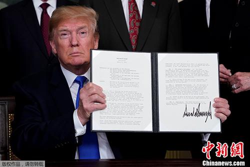 当地时间2018年3月22日，美国总统特朗普在华盛顿签署总统备忘录。