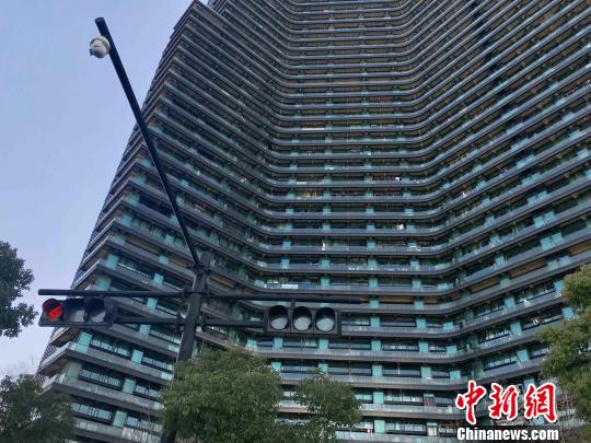 28日，杭州市住房保障与房产管理局发布消息称，杭州将采取商品住房销售公开摇号全程公证制度，具体办法将于近期公布。　张斌 摄