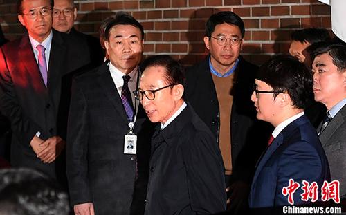 当地时间3月22日，在韩国首尔，韩国前总统李明博走出私宅。韩国首尔中央地方法院22日晚对前总统李明博签发逮捕令。李明博将成为韩国第4位因涉嫌贪腐而被捕的前总统。