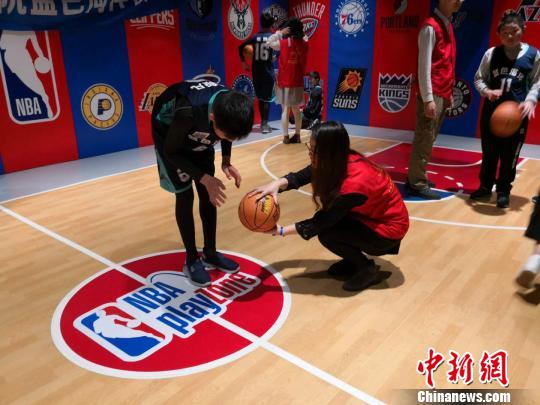 通讯：上海探索用篮球带自闭症孩子接触外面的世界