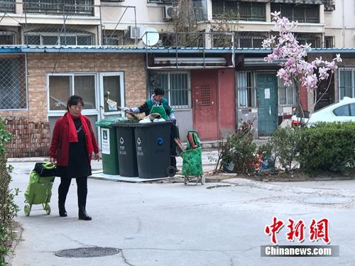 某小区内，垃圾分类志愿者在进行作业。<a target='_blank' href='http://www.chinanews.com/' >中新网</a> 吴涛 摄