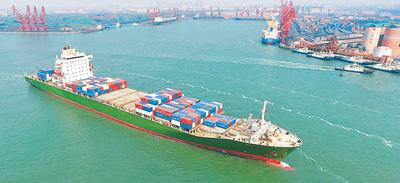 4月9日，一艘轮船驶往唐山港京唐港区集装箱码头。新华社记者 杨世尧摄