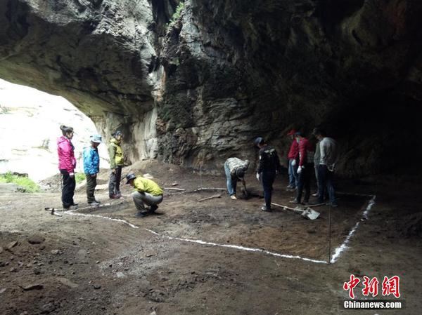 考古人员在新疆吉木乃通天洞遗址内进行发掘。吉木乃县文物局提供