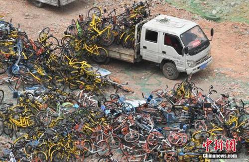 工作人员正在搬卸运来的共享单车。 <a target='_blank' href='http://www.chinanews.com/'>中新社</a>记者 张斌 摄