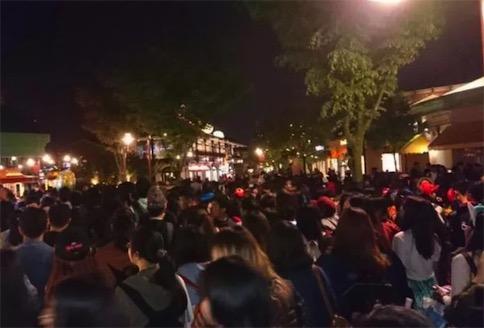 太疯狂！漫威迷在上海迪士尼为《复联3》通宵排队