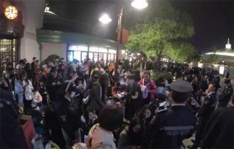 太疯狂！漫威迷在上海迪士尼为《复联3》通宵排队