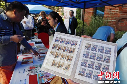 上海邮政在愚园路1107号弘基创邑国际园举行《中国古典文学名著——〈红楼梦〉(三)》特种邮票的首发仪式。　殷立勤 摄