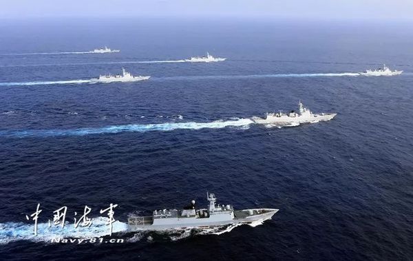 ▲海上&ldquo;带刀护卫&rdquo;，新型导弹驱逐舰驰骋在西太平洋。记者张雷 摄