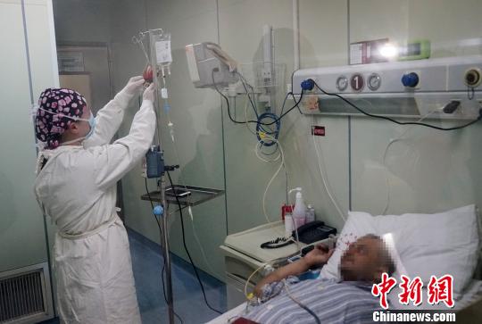 中国人脐带血造血干细胞缓缓注入塔信体内。　芊烨 摄