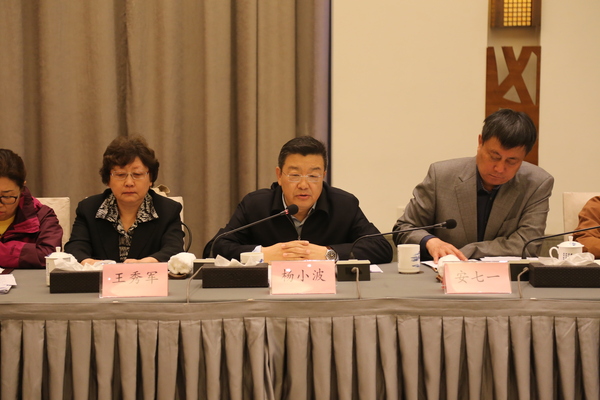 6.全国政协民族和宗教委员会驻会副主任杨小波在座谈会上讲话