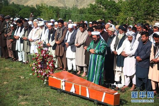 　　4月30日，在阿富汗喀布尔省古勒达拉行政区，亲友为在袭击中遇难的法新社喀布尔记者站首席摄影记者沙阿·马雷举行葬礼。新华社发（拉赫马特·阿里扎达 摄）