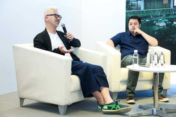 香港资深跨媒体创作人、饮食文化策展人欧阳应霁（左）