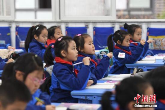 资料图：小学生们正在课堂内认真听讲。<a target='_blank' href='http://www.chinanews.com/'>中新社</a>记者 王刚 摄