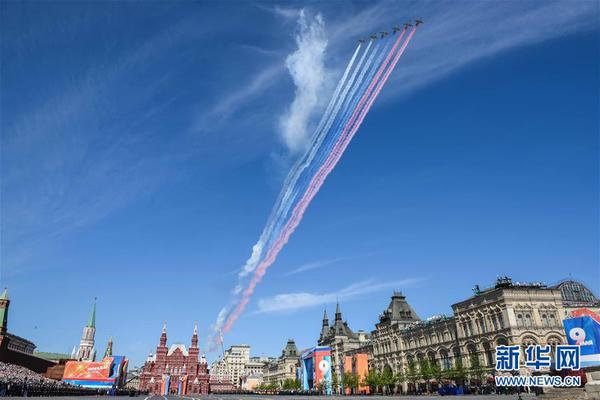 5月9日，在俄罗斯莫斯科，参加阅兵式的战机飞过红场上空。2