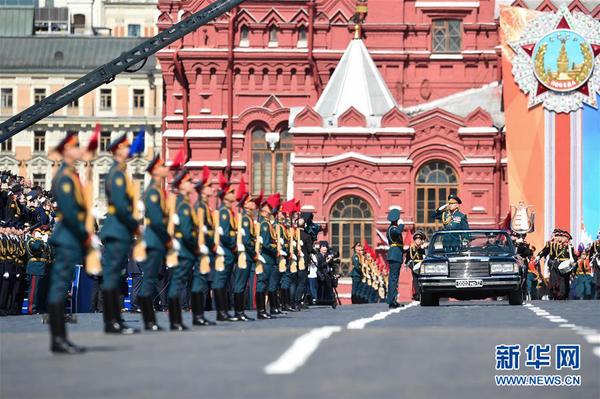 5月9日，在俄罗斯莫斯科，俄国防部长绍伊古（车上站立者）检阅部队。
